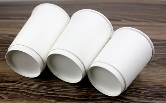 L'abitudine asportabile eliminabile vuota delle tazze di carta ha stampato le tazze di caffè di carta